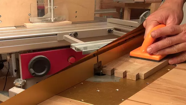 Défonceuse sous table ou toupie?
